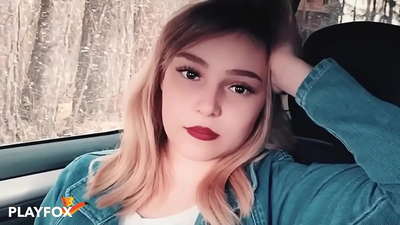 സെക്സി ബേബ് ഡിസ്കൗണ്ട് കാർഡ് സന്തോഷത്തോടെ കുടിക്കുന്നു